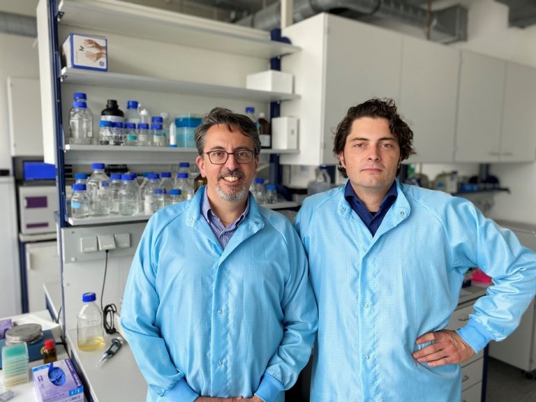Dr. Andreas Ladurner, CSO und Dr. Adrian Schomburg, CEO Eisbach Bio (v.l.n.r.)