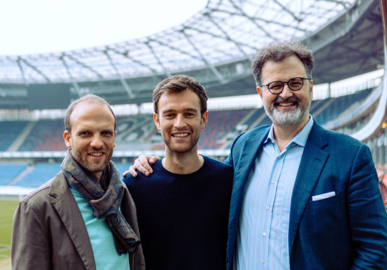 Das Gründerteam von iotis ( vlnr): Drei der vier Gründer nach der notariellen Beurkung in der HDI Arena: Marcel Isakowitz (COO), Lennardt Hachmeister (CEO), Christian Veit Sist (CEO)