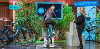 (c) RTL/Bernd-Michael Maurer - Iris-Sabine (r.) und Carmen Langstädtler präsentierten mit freibeik ein Fahrradsattelgelenk welches eine kontrollierte freie und gefederte Hüftbewegung um alle drei Achsen ermöglicht.