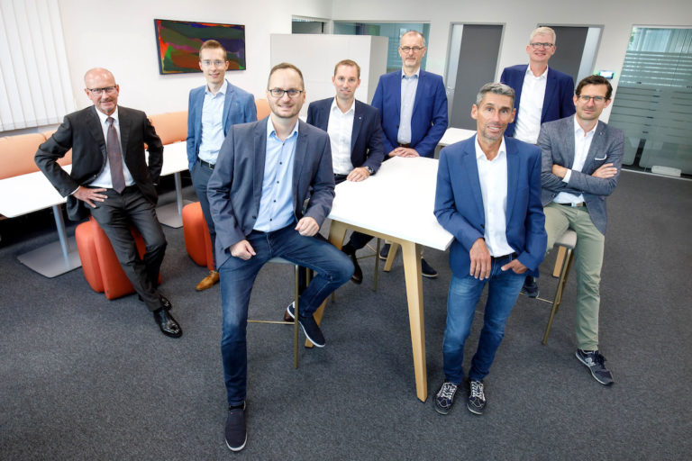 Franziskos Kyriakopoulos und das Investoren-Team hinter dem Data-Science und Prognose-Spezialisten 7Lytix. V.l.n.r. Georg Kirchmayr (Element), Peter Paminger (Raiffeisen Invest), Franziskos Kyriakopoulos (7Lytix), Daniel Haider (Raiffeisen Invest), Christian Matzinger (HTF), Eugen Sorg (CFP), Christoph Niemöller (Mediaprint) und Thomas Meneder (HTF).