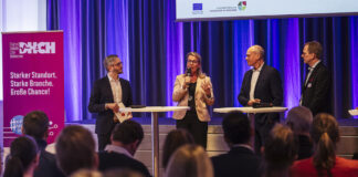 Jan Egge Sedelies (Hannoversche Allgemeine Zeitung, Moderation), Doris Petersen (hannoverimpuls GmbH, Geschäftsführung), Frank Preugschat (AOK Niedersachsen, Geschäftsführung Versorgungs- und Leistungsmanagement), Holger Stürmann (Wahrendorff, Geschäftsführung) (c) hannoverimpuls/Kevin Münkel