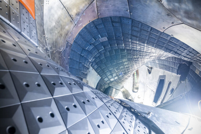 Ein Blick in das Herz des Wendelstein 7-X, des modernsten Stellarators der Welt. (c) Max-Planck-Institut für Plasmaphysik