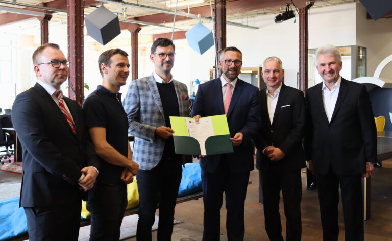 Dr. Marcus Haberstroh (SpinLab), Dr. Eric Weber (SpinLab), Alexander Türpe (ExciteLab), Martin Duhlig, Udo Werner (TUDAG TU Dresden Aktiengesellschaft) & Prof. Dr. Andreas Pinkwart (TUD|excite)