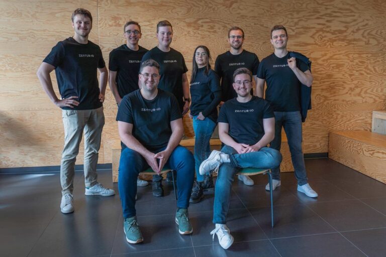 Das Team von Zentur.io rund um die Gründer Michael Detke (CEO, vorne links) und Alexander Stoll (CTO, vorne rechts). Copyright: Zentur.io