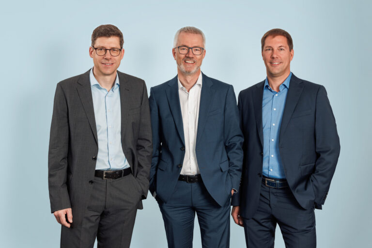 Das Management-Team von SciRhom - von links nach rechts: Dr. Jens Ruhe, Managing Director & COO; Dr. Jan Poth, Managing Director & CEO; Dr. Matthias Schneider, CSO. (c) SciRhom, Fotograf: Paul Paulsen