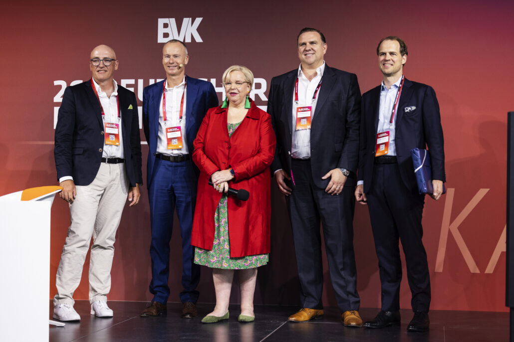 Christian Schatz (Flick Gocke Schaumburg), Dr. Ingo Krocke (CEO von Auctus Capital Partners und BVK-Vorstandssprecher), Ulrike Hinrichs (Vorstandssprecherin & Geschäftsführendes Vorstandsmitglied), Christoph D. Kauter (Beyond Capital Partners) & Kaspar Hartmann (KKA Partners) auf der Bühne des 26. DET