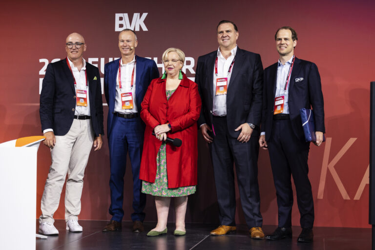 Christian Schatz (Flick Gocke Schaumburg), Dr. Ingo Krocke (CEO von Auctus Capital Partners und BVK-Vorstandssprecher), Ulrike Hinrichs (Vorstandssprecherin & Geschäftsführendes Vorstandsmitglied), Christoph D. Kauter (Beyond Capital Partners) & Kaspar Hartmann (KKA Partners) auf der Bühne des 26. DET