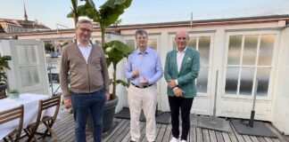 SECA wählt Peter Kessel (M.) zum Business Angel of the Year 2025, Steffen Ehrhardt von SICTIC (l.) und Maurice Pedergnana von der SECA(r.) verliehen ihm den Preis (c) SECA