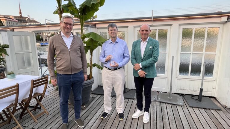 SECA wählt Peter Kessel (M.) zum Business Angel of the Year 2025, Steffen Ehrhardt von SICTIC (l.) und Maurice Pedergnana von der SECA(r.) verliehen ihm den Preis (c) SECA