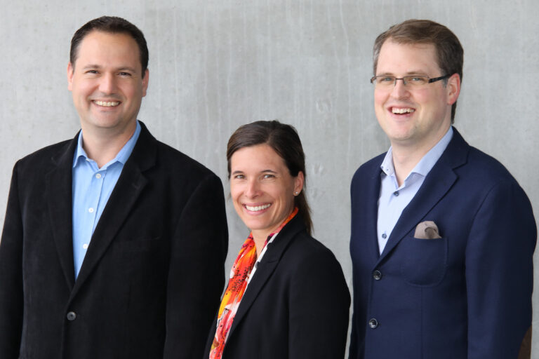 Das Gründerteam von Araris Biotech AG (v.l.n.r.): Dr. Dragan Grabulovski (CEO), Dr. Isabella Attinger-Toller (CTO) und Dr. Philipp Spycher (CSO) (v.l.n.r.). Das Team kann auf eine der erfolgreichsten Biotech-Firmengründungen der Schweiz zurückblicken. Als Spin-Off des Paul-Scherrer-Instituts (Teil der ETH Domäne) hat das Team eine neuartige Technologie für Antikörper-Wirkstoff-Konjugate entwickelt. (c) Araris Biotech