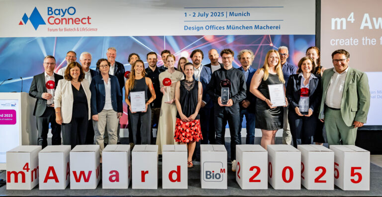 Alle Gewinner des m4 Award 2025, der auf der BayOConnect-Konferenz in München von BioM verliehen wurde (c) BioM