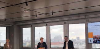 Carolin Meltendorf, Berlin Partner; Wirtschaftssenatorin Franzsika Giffey und Dr. Stefan Franzke, Berlin Partner, bei der Pressekonferenz zur Halbjahresbilanz der Wirtschaftsförderung