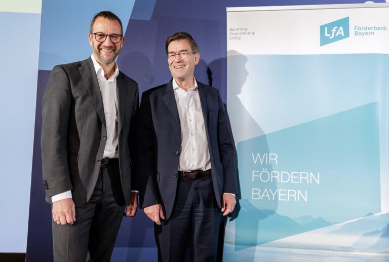 Dr. Markus Schillo, Senior Regional Representative des EIF in Deutschland (links) und Dr. Bernhard Schwab, Vorstandsvorsitzender der LfA (rechts) bei der Unterzeichnung des Vertrags zur Aufstockung der gemeinsamen LfA-EIF-Fazilitäten (© Stefan Heigl)