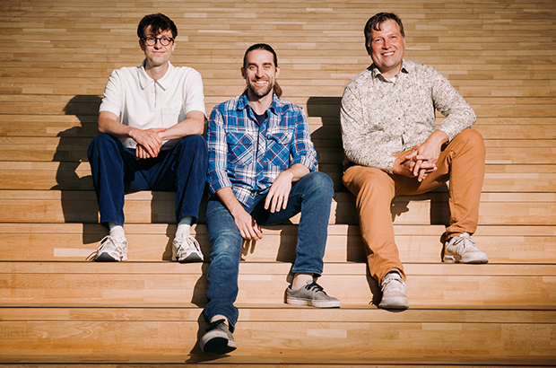 Die simmetry.ai-Gründer Anton Elmiger, Kai von Szadkowski und Prof. Dr. Stefan Stiene