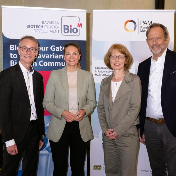 Bayerns Gesundheits- und Präventionsministerin Judith Gerlach (StMGP, 2. v.l.) eröffnete die Veranstaltung zu „Biomedical Preparedness and Health Resilience“ im Rahmen des Projekts PAM, das vom Bayerischen Wirtschaftsministerium gefördert und von BioM koordiniert wird. Im Bild (v.l.n.r.): Dr. Manfred Wolter (StMWi), Judith Gerlach (StMGP), Regina Bach (BioM), Prof. Ralf Huss (BioM). © BioM / Michael Woelke