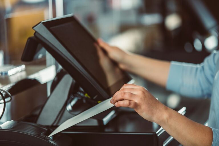 Gastro vs. Retail: Welche Kassensystem-Features in der Seed-Phase wirklich zählen