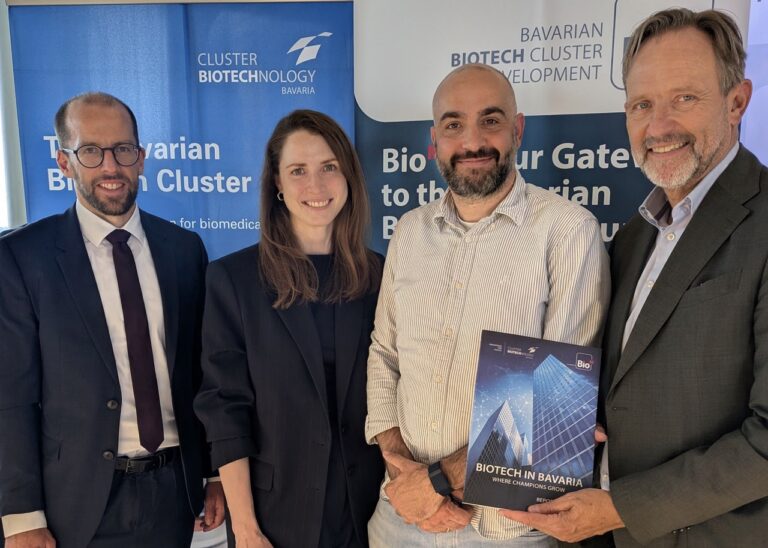 Vorstellung des Jahresreport „Biotech in Bavaria - Where champions grow“ in Martinsried: Dr. Julian Dieler (StMWi), Verena Vitz (EY), Dr. Jonas Helma-Smets (Tubulis) und Prof. Ralf Huss (BioM) (v.l.n.r.). © BioM