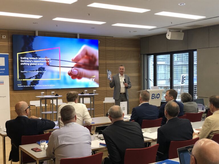 Klaus Ort, EY-Parthenon, präsentiert die Ergebnisse des „German Biotechnology Report 2026“ auf dem Biotech Finanzgipfel, organisiert von Bio Deutschland (c) VC Magazin