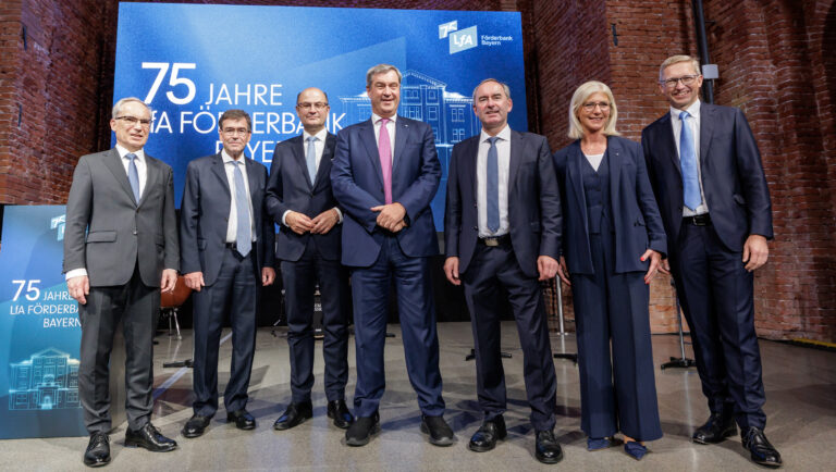 Hans Peter Göttler (Stv. LfA-Vorstandsvorsitzender), Dr. Bernhard Schwab (LfA-Vorstandvorsitzender), Albert Füracker (Staatsminister der Finanzen und für Heimat), Dr. Markus Söder (Bayerischer Ministerpräsident), Hubert Aiwanger (Staatsminister für Wirtschaft, Landesentwicklung und Energie, LfA-Verwaltungsratsvorsitzender), Ulrike Scharf (Staatsministerin für Familie, Arbeit und Soziales, Mitglied im LfA-Verwaltungsrat) und Stefan Höck (LfA-Vorstandsmitglied) (v.l.n.r.) c) LfA