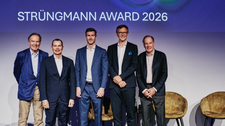 Dr. Jonathan Talbot gewinnt den Strüngmann Award 2026 – v.l.n.r. Dr. Thomas Strüngmann, Dr. Stefano Portolano (Finalist, Azafaros), Dr. Jonathan Talbot (Gewinner des Strüngmann Awards 2026, Mosanna Therapeutics / Melodia Therapeutics), Prof. Dr. med. Wieland Sommer (Finalist, Jacobian), Dr. Andreas Strüngmann - v.l.n.r. (c) Christian Back