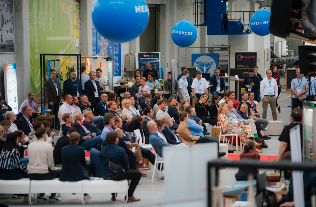 Investorinnen, Investoren verfolgen die Pitches der 30 ausgewählten Startups beim Investforum Pitch-Day 2026 im Technikmuseum „Hugo Junkers“ in Dessau-Roßlau.