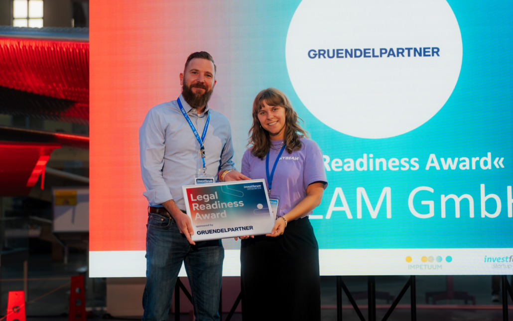 Annika Augner (r.), Gründerin von HYBEAM, erhält den Legal Readiness Award 2026 von Steffen Fritzsche (l.) von GRUENDELPARTNER. Der Preis wurde im Rahmen der Veranstaltung zum ersten Mal vergeben.