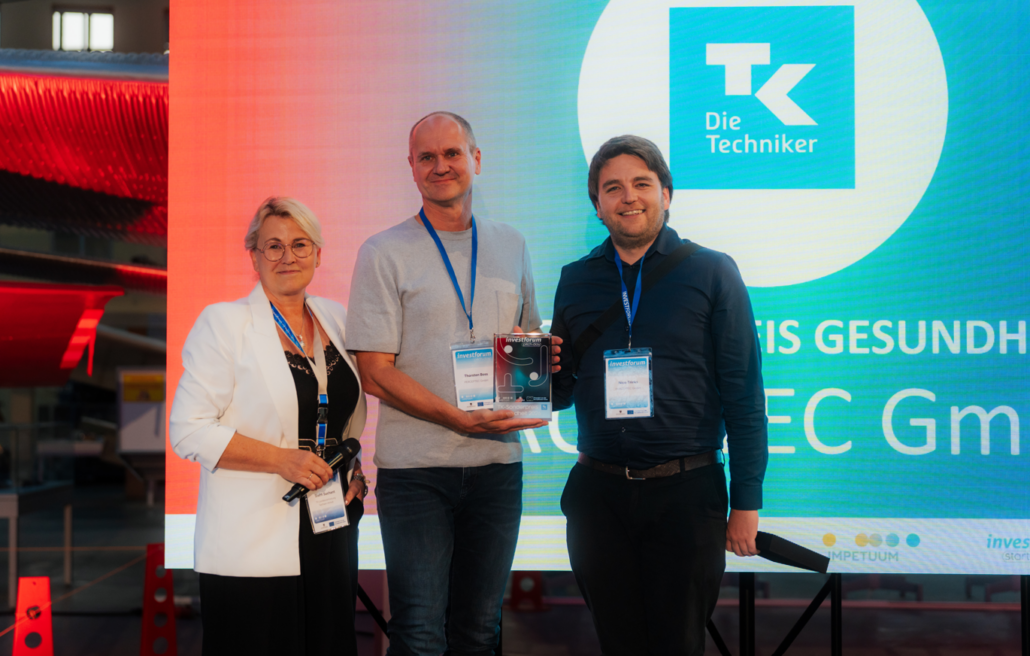 Die PERCEPTEC GmbH aus Jena erhält den TK-Sonderpreis Gesundheit 2026. Überreicht wurde die Auszeichnung von Steffi Suchant (l.), Leiterin der TK-Landesvertretung Sachsen-Anhalt, an Thorsten Boss (2. v. l.) und Nico Trinks (r.).