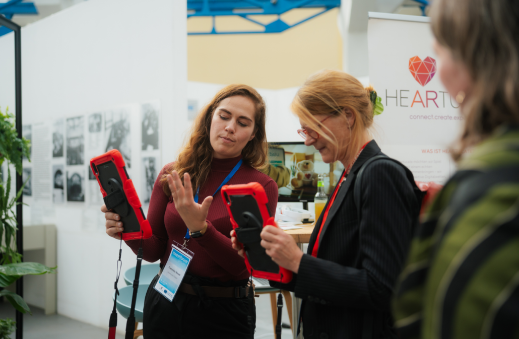 Nicht nur in den dreiminütigen Pitches auf der Bühne, sondern auch in den Gesprächen an den Messeständen waren die Startups gefordert, Investorinnen, Investoren und Gäste von ihren Geschäftsideen zu überzeugen.