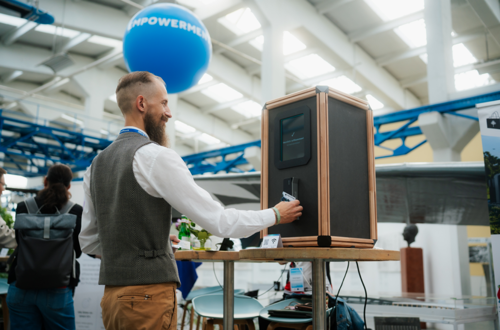Nicht nur in den dreiminütigen Pitches auf der Bühne, sondern auch in den Gesprächen an den Messeständen waren die Startups gefordert, Investorinnen, Investoren und Gäste von ihren Geschäftsideen zu überzeugen.