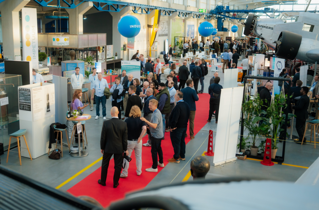 Networking bei der HANGAR Night: Investoren, Startups und Gäste aus Wirtschaft, Wissenschaft und Politik kamen im Technikmuseum „Hugo Junkers“ miteinander ins Gespräch.