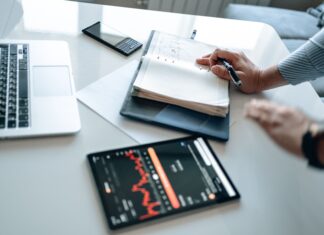 Elevatry sammelt 3 Mio. Euro für KI-Plattform im Einkauf ein