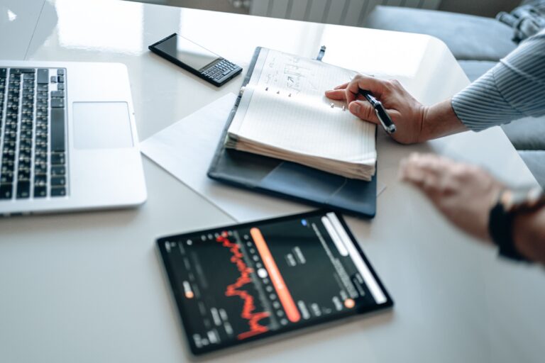 Elevatry sammelt 3 Mio. Euro für KI-Plattform im Einkauf ein